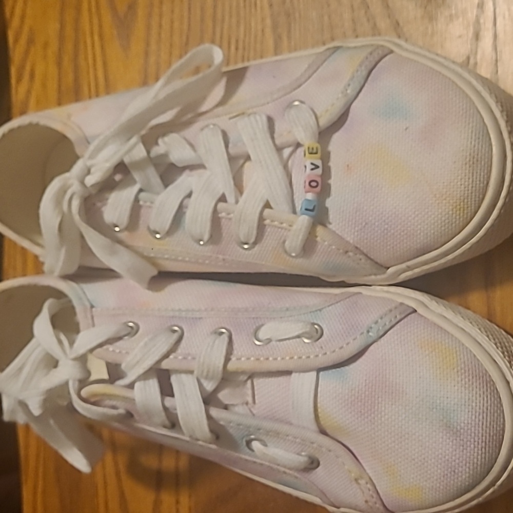 Tennis shoes